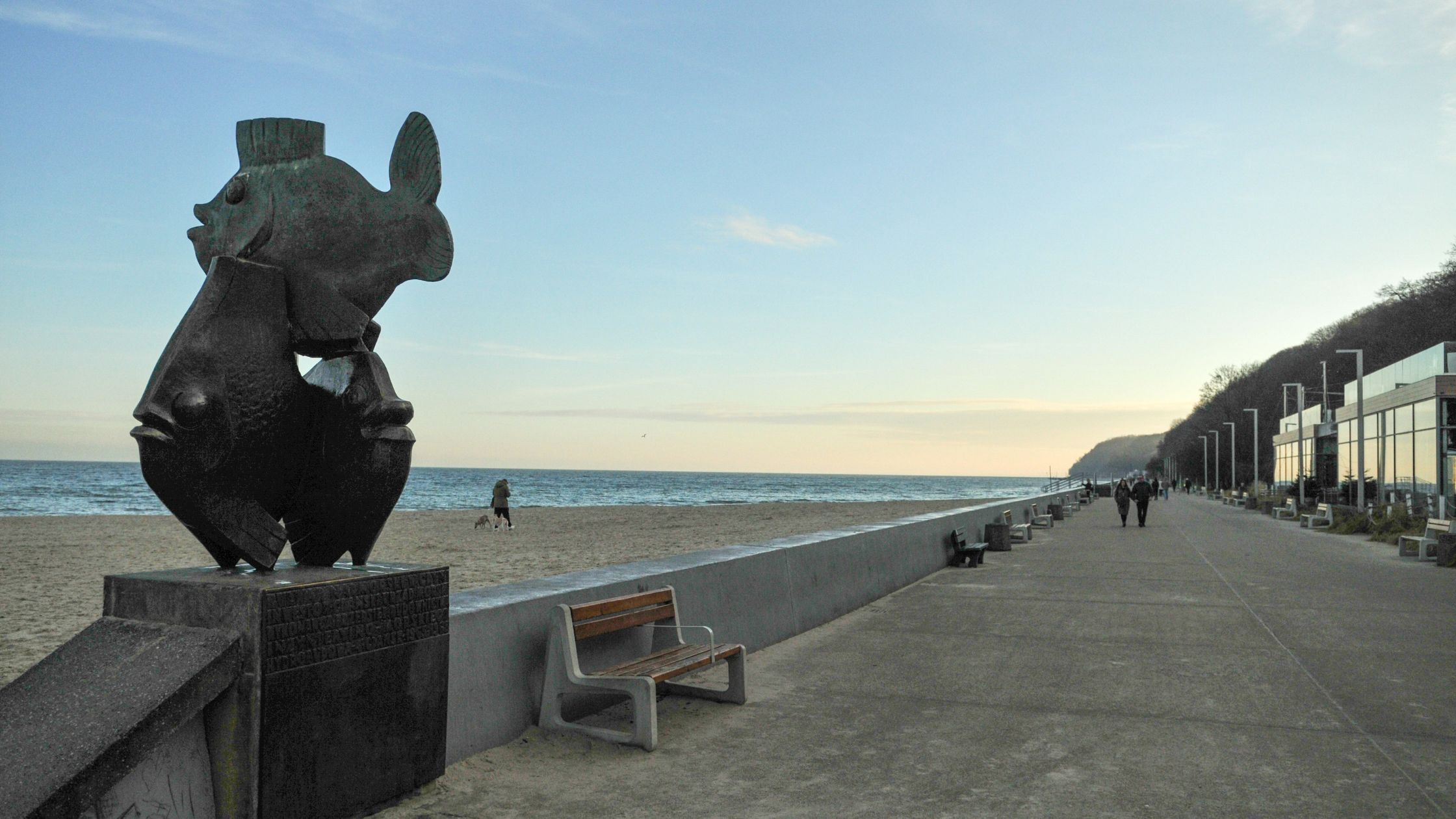 Noclegi blisko plaży w Trójmieście — gdzie nocować, żeby mieć morze pod nosem?